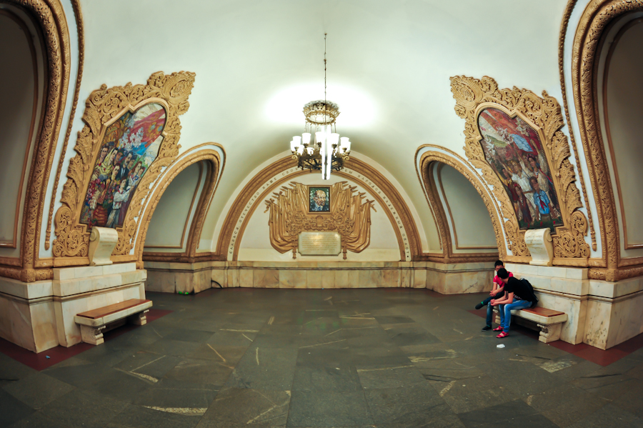 Now we will move to Kievskaya station, which was opened on March 14 1954. By the way, if the train m...