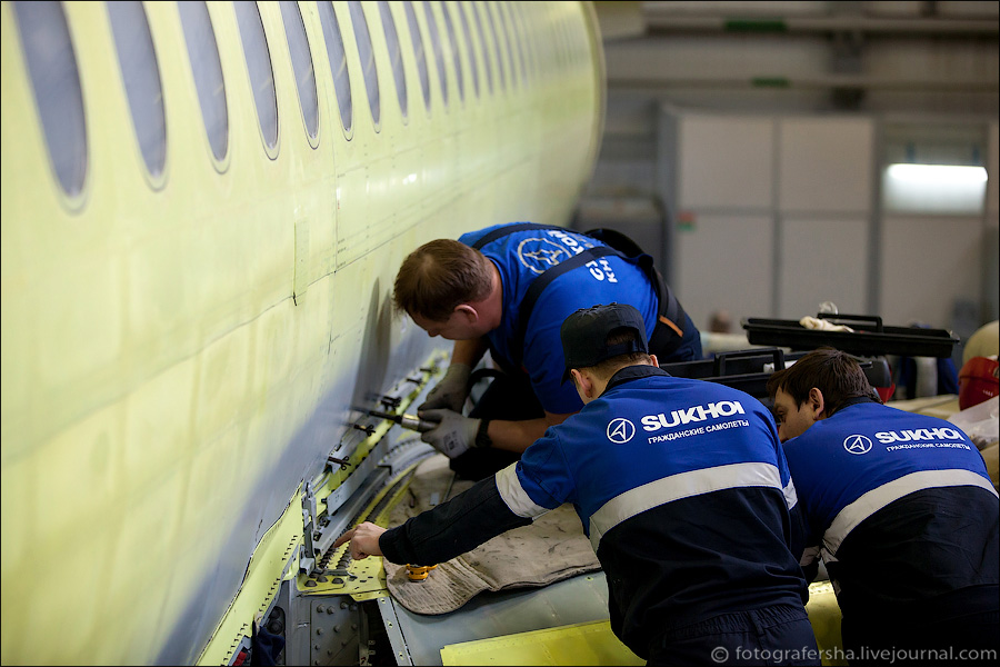Installation of profile for mounting a fairing wing-fuselage.