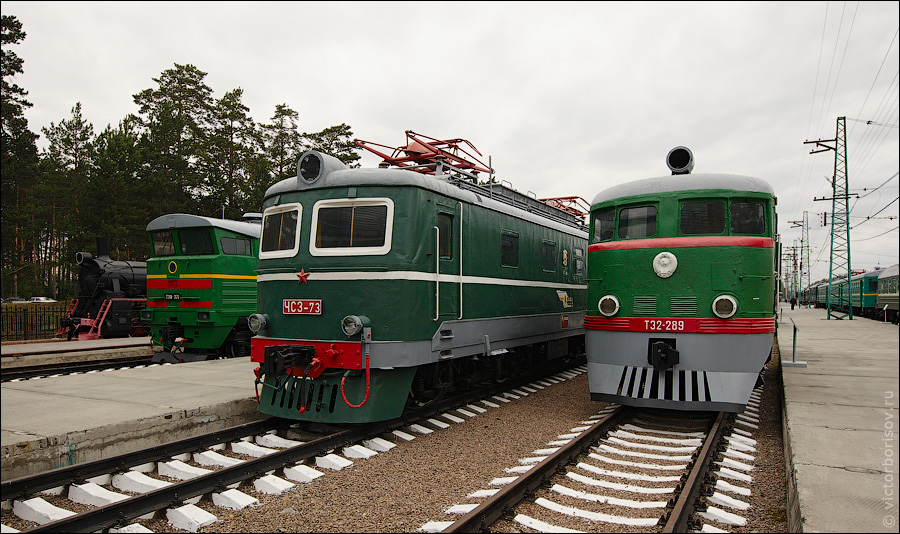 An electric locomotive ChS3 and a diesel locomotive TE2.